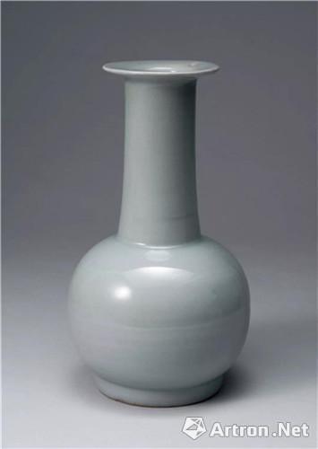 832 宋 官式龍泉窯青磁長頸瓶(4000-6000萬JPY) H26.9cm 出版:①《青磁のいま》22頁1-07 東京國立近代美術(shù)館等 2014.9.13日發(fā)行出版 ②《龍泉窯青磁展》山口県立美術(shù)館等 2012.1.21日發(fā)行