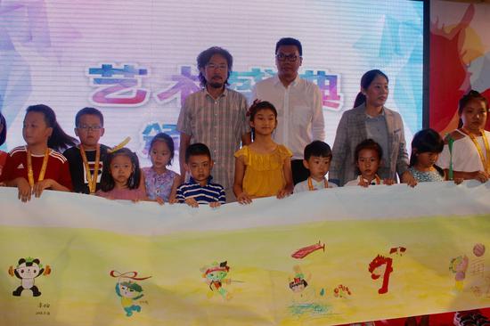 藝術(shù)家馮慶與小朋友們共同繪制福娃長卷