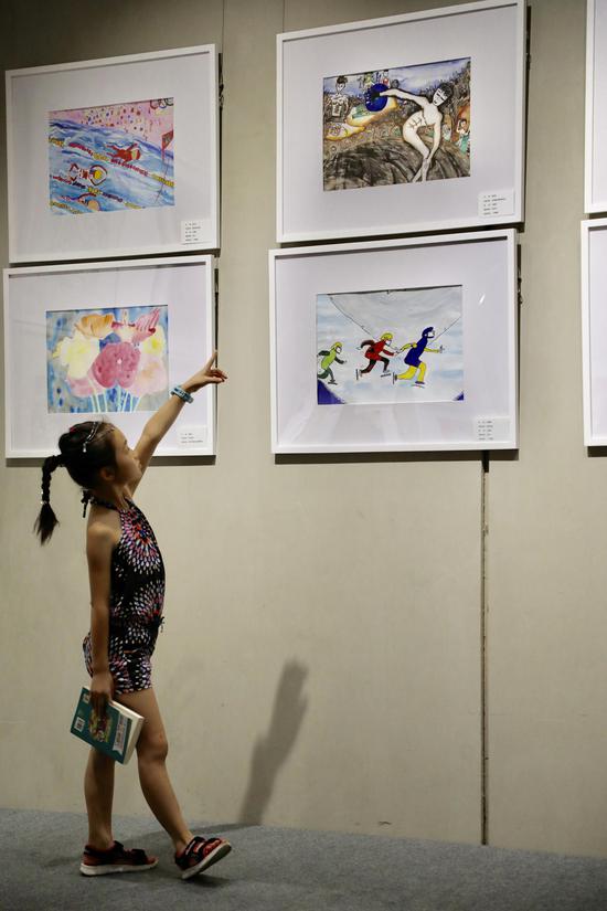 小畫家參觀自己的作品