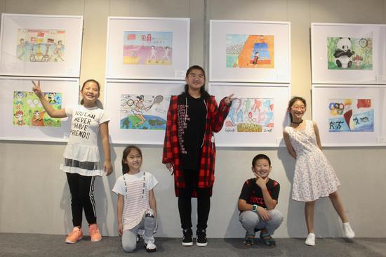 小畫家在作品前合影