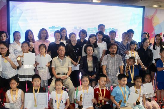 獲獎小畫家與嘉賓合影